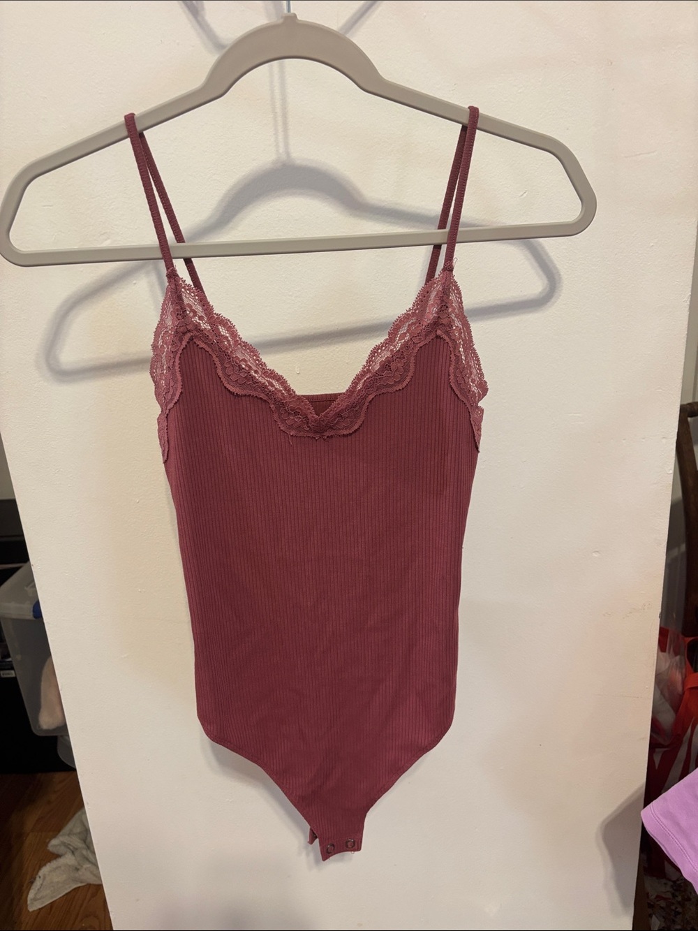 American Eagle Outfitters Ribbed Lace-Trim Bodysuit in Mauve